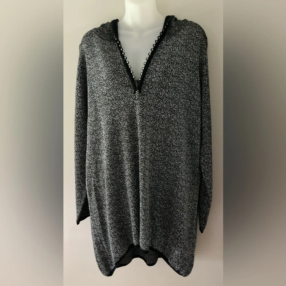 Long sleeved, hooded tunic top featuring a black & silver speckled knit 🌻